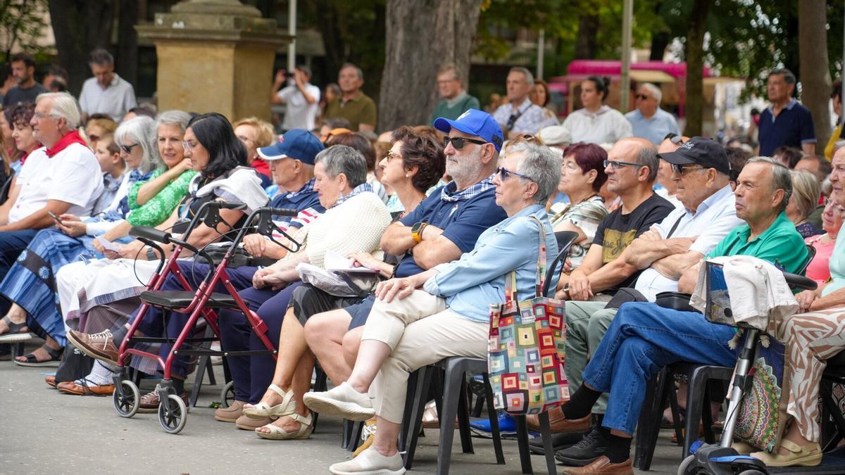 Público fiel a la banda de música de Vitoria en el kiosko de La Florida.