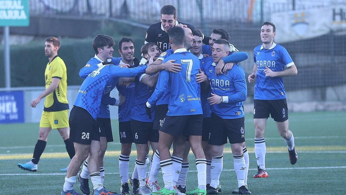 El Itaroa Huarte celebra junto al artífice del segundo gol, Javi López.