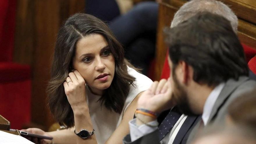 GRA330. BARCELONA, 10/10/2017.- La líder de Ciudadanos Inés Arrimadas, conversa con varios compañeros tras la declaración del presidente Carles Puigdemont en el Parlament. EFE/Alberto Estévez