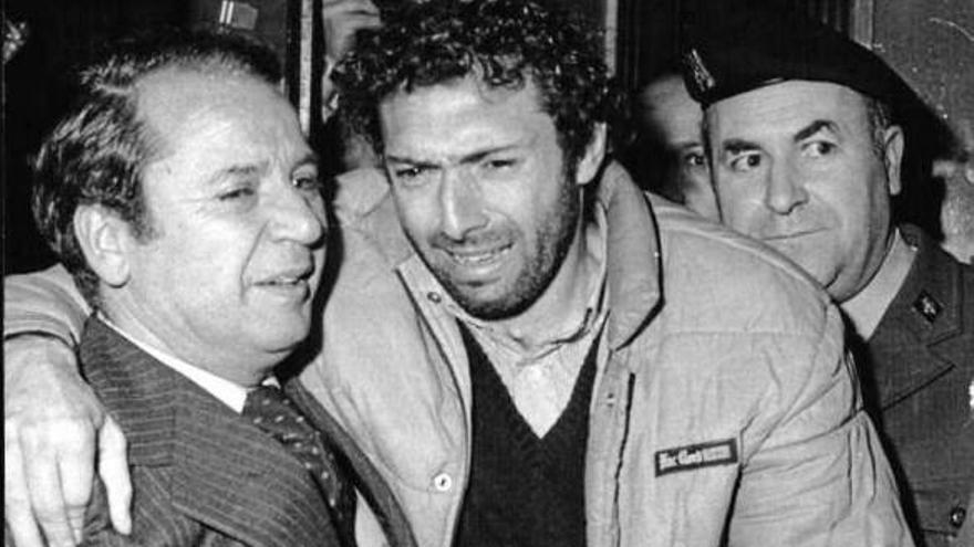 Núñez y Quini, tras la liberación del jugador después de estar secuestrado 25 días en 1981.