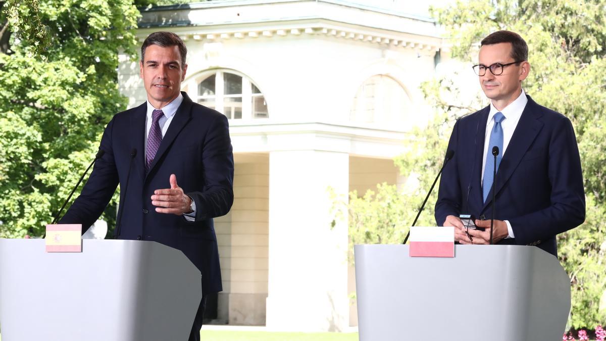 Pedro Sánchez junto al primer ministro de Polonia Mateusz Morawiecki.