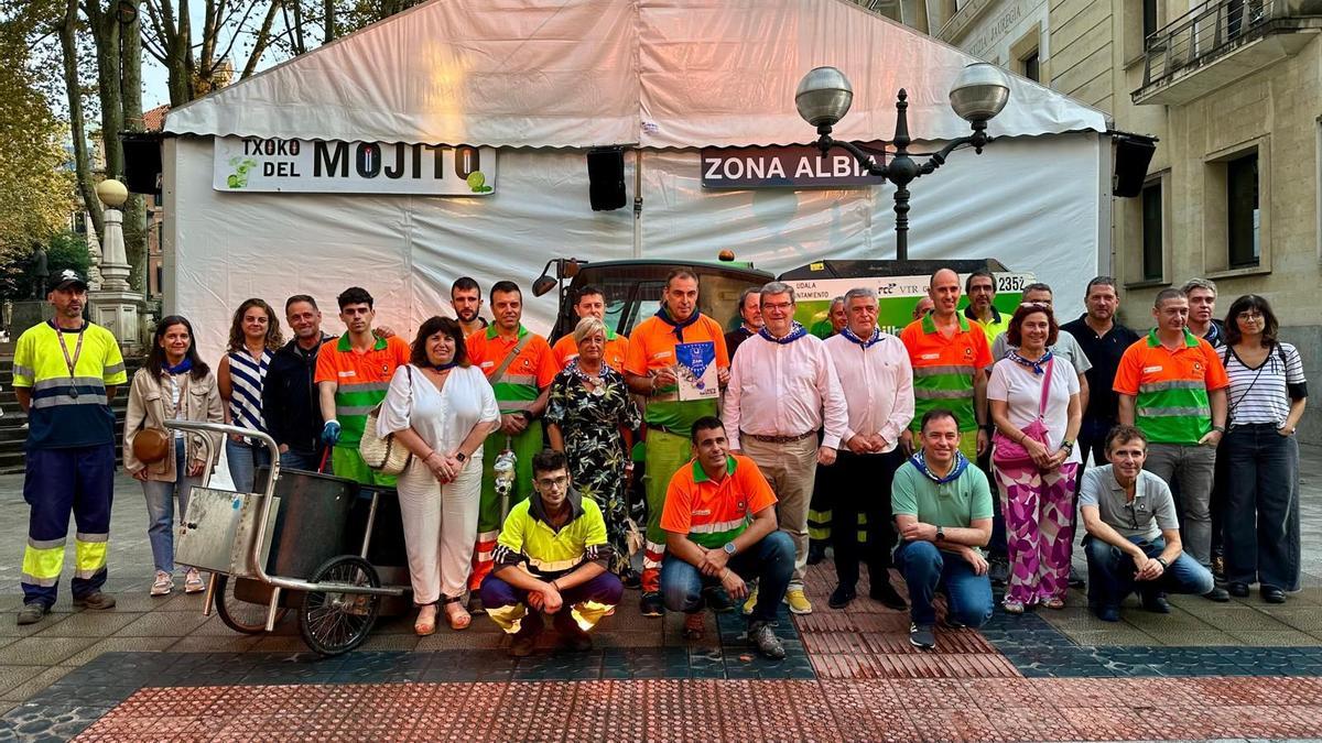 El alcalde, Juan Mari Aburto, ha felicitado al equipo de limpieza de Bilbao.