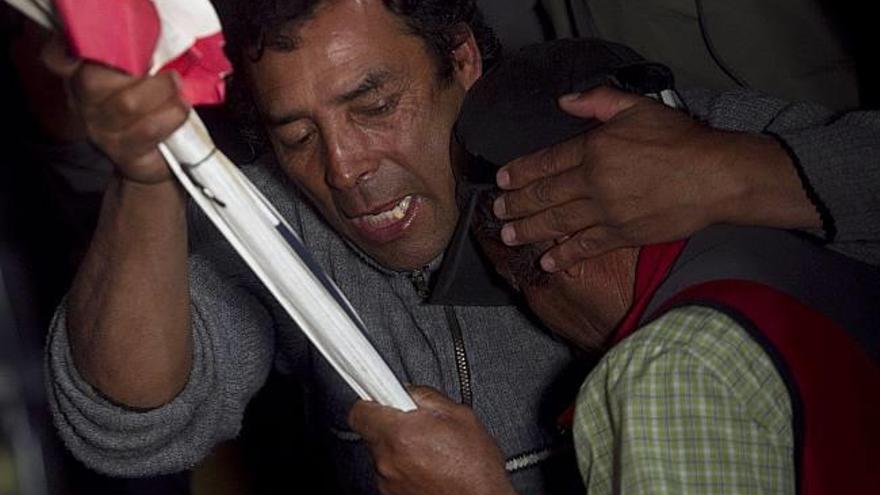 Alfonso Ávalos (i), padre del minero atrapado Florencio Ávalos, celebra hoy, miércoles 13 de octubre de 2010, tras el rescate de su hijo en la mina San José, cerca a Copiapó (Chile)