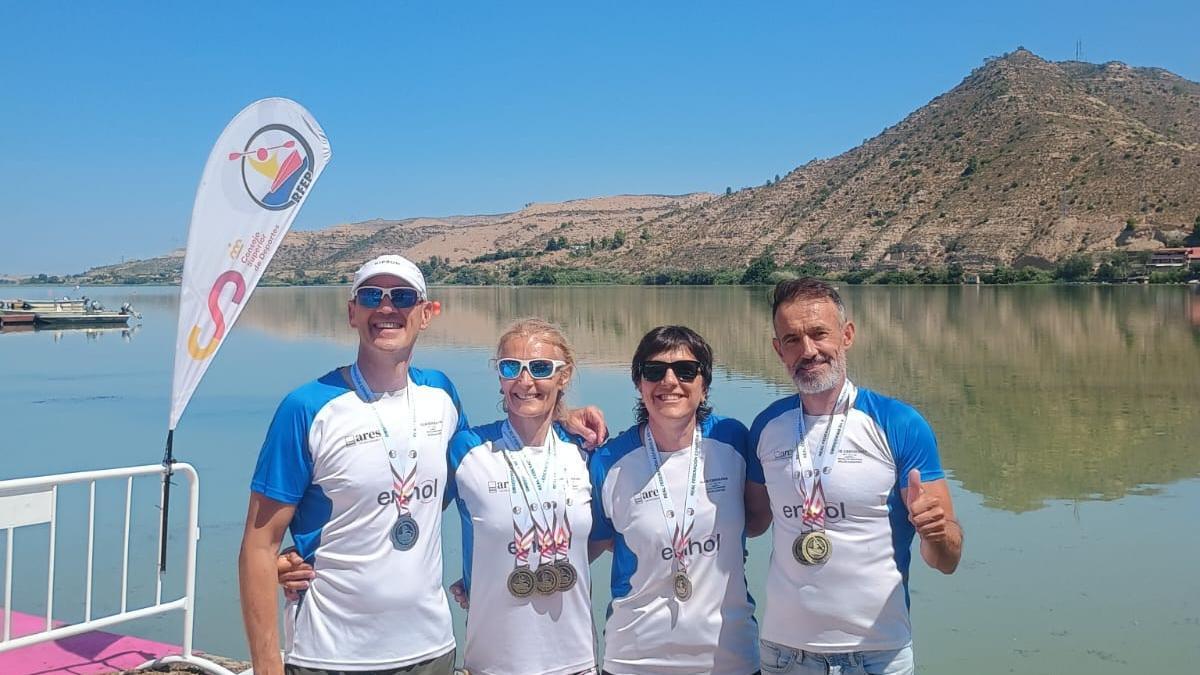 Los medallistas del Enhol Ebrokayak en el Campeonato de España de Veteranos