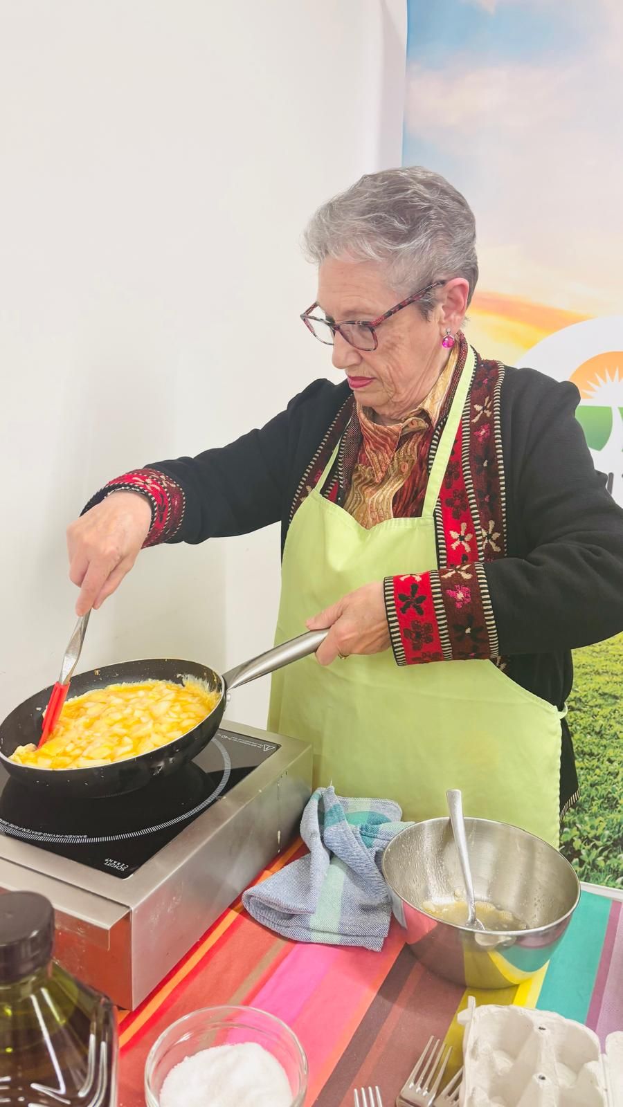 En imágenes: Una tarde de historias, cariño y tortillas con los mayores de Vitoria