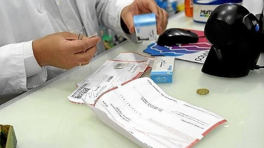 Una farmacia dispensa unos medicamentos.