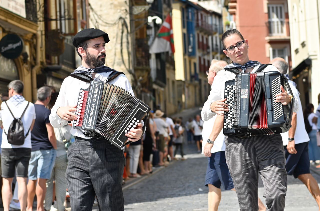 Gran ambiente en el desfile de la Euskal Jira de Irun