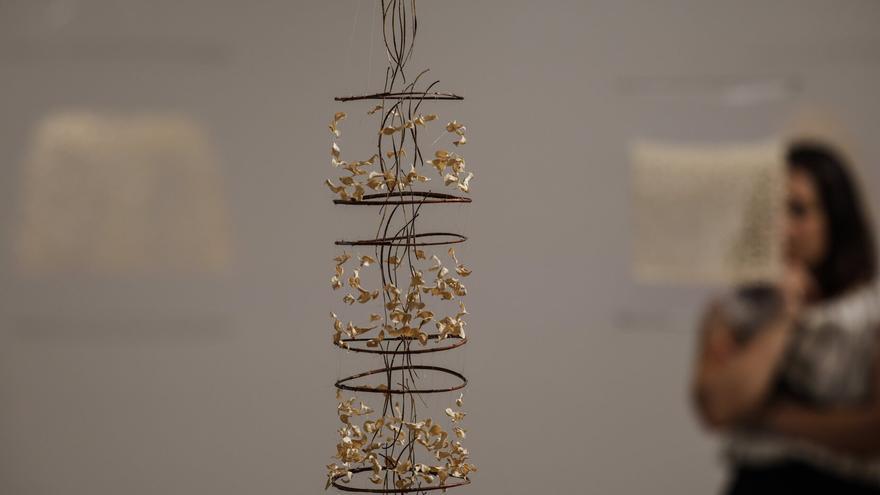Maria Cueto: ‘Tejer lo efímero’, textiles bi y tridimensionales