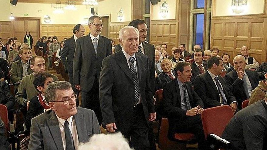Joxe Azurmendi Otaegui, haciendo su entrada en el salón del Palacio Miramar para recibir el premio.