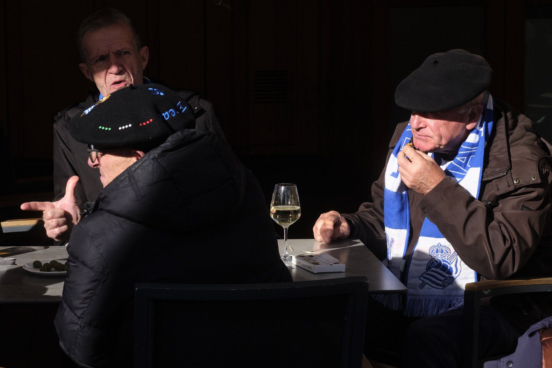 El frío no frena a la afición txuri-urdin en Pamplona