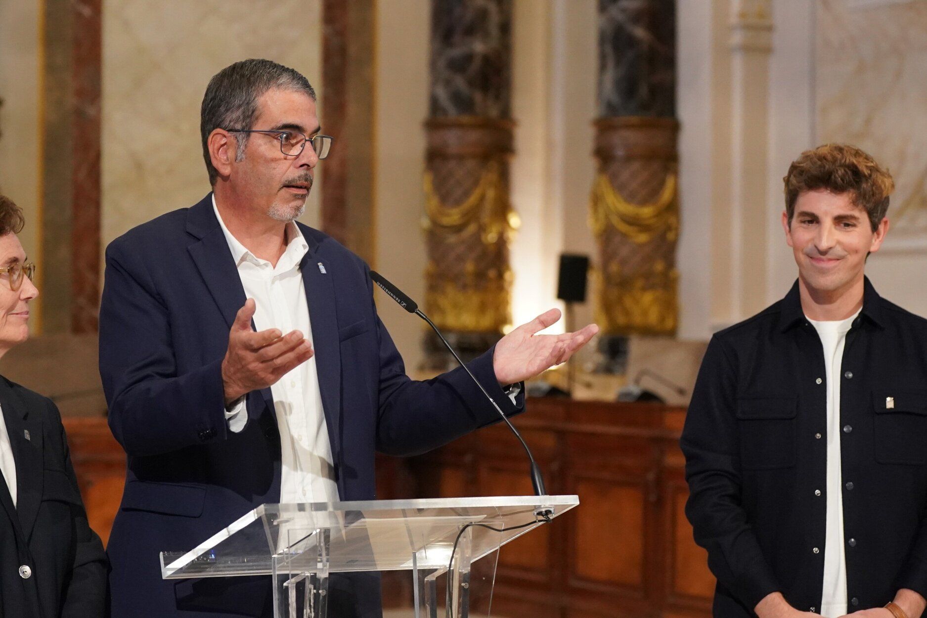 El alcalde de Donostia, Eneko Goia, acompañado de los ediles del PNV, como Jon Insausti, en la comparecencia en la que ha anunciado su adiós