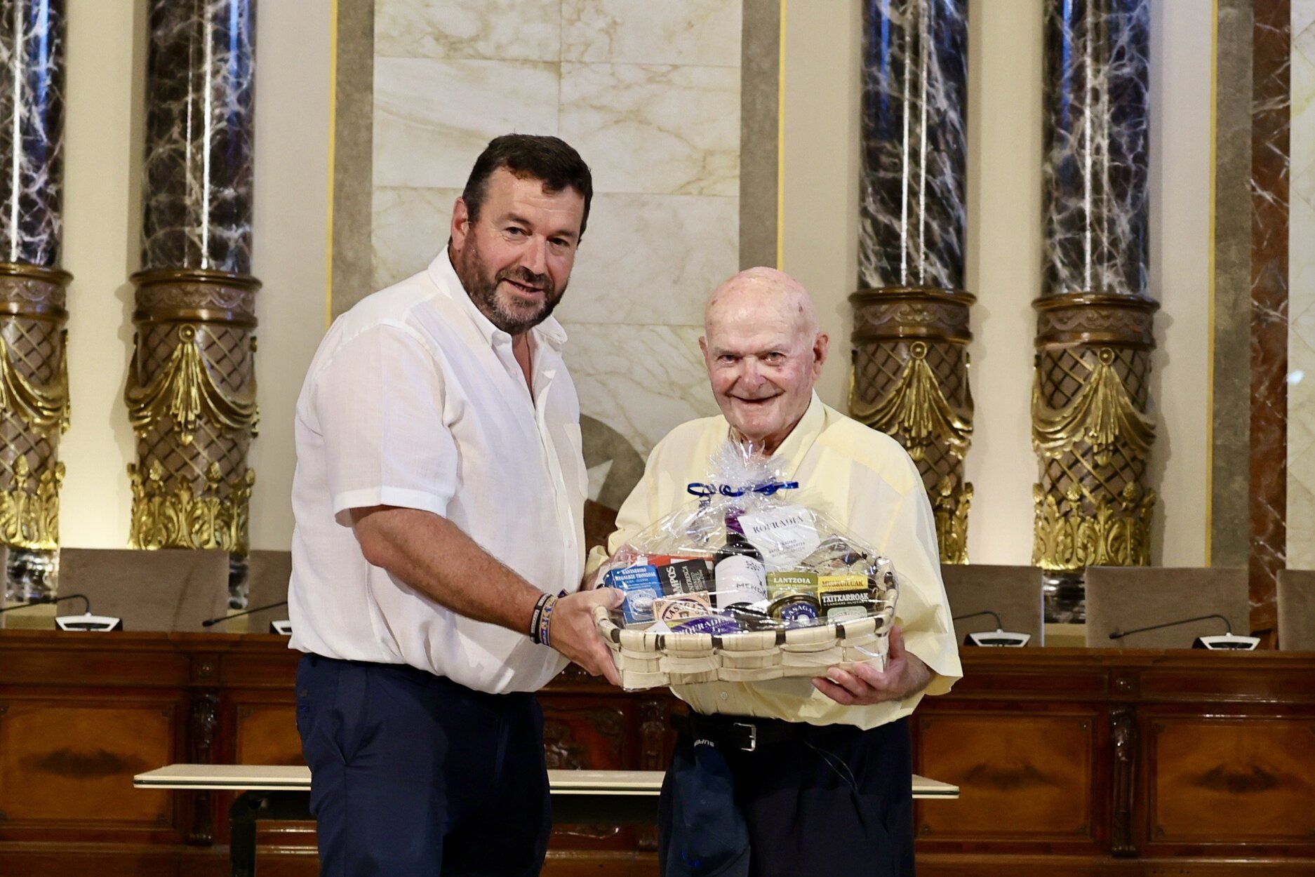 Homenaje a los arrantzales en el salón de plenos de Donostia