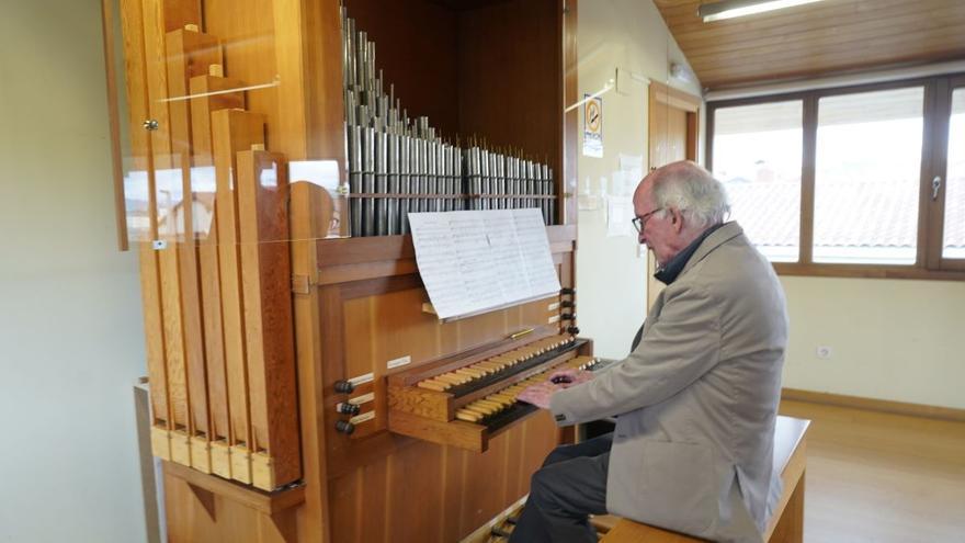 El organista, sacerdote y profesor Floren Unzueta ha donado un órgano de tubos a la Escuela de Música Luis Aramburu