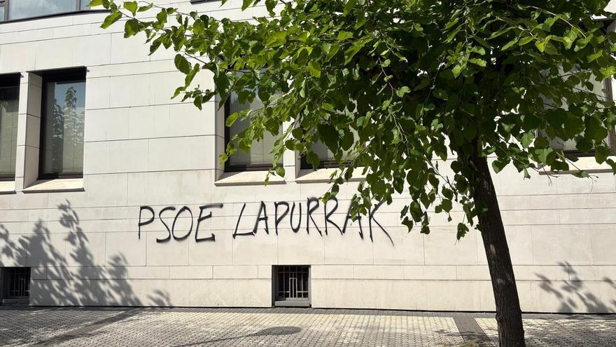 El PSE denuncia pintadas en la EHU en Donostia