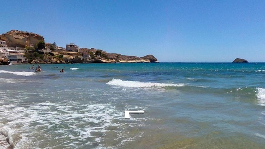 Un jugador del Lorca Deportiva muere tras lanzarse al mar desde una roca en una playa en Almería