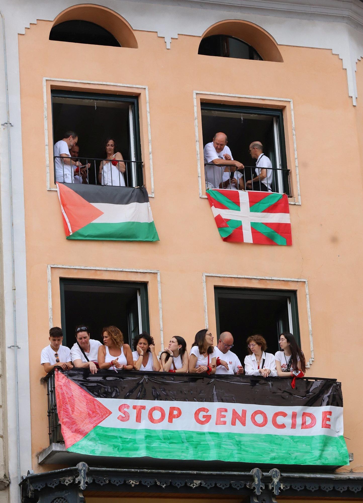 Fotos del  Chupinazo de San Fermín 2025 en Pamplona: ¡La fiesta más internacional se enciende con un grito solidario por Palestina!