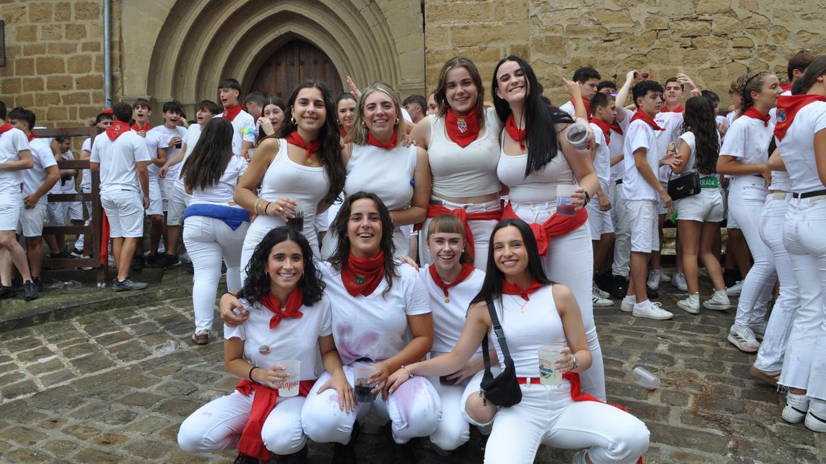 Una cuadrilla de jóvenes disfrutando del inicio de la fiesta.
