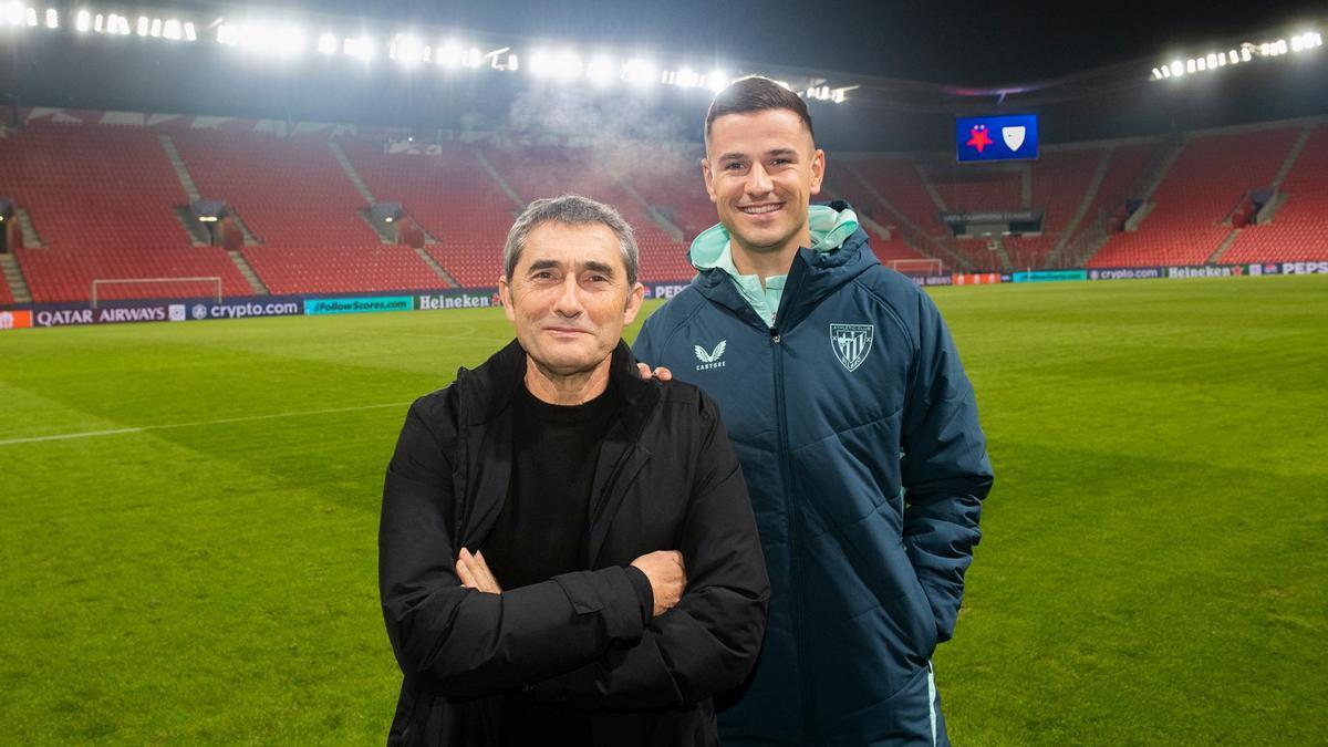 Ernesto Valverde y Gorka Guruzeta postan en el Fortuna Arena de Praga.