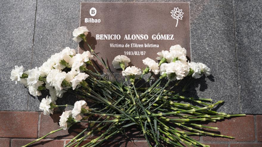 Benicio Alonso Gómez ETAren biktimaren omenezko plaka jarri du Bilbok