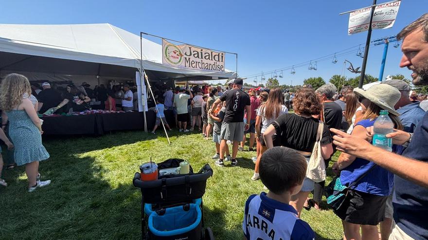 Largas colas bajo el sol para conseguir el merchandise oficial del Jaialdi 2025