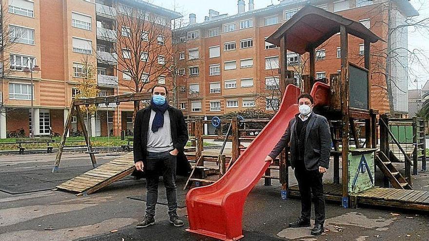 Iban San Martin y Xabier Txurruka en el parque de Aritzbatalde plaza. Foto: N.G.