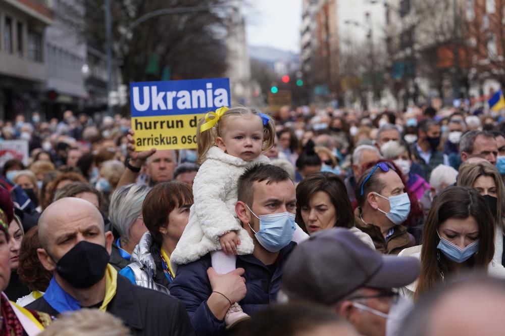 Miles de vascos se manifiestan en contra de la invasión rusa en Ucrania