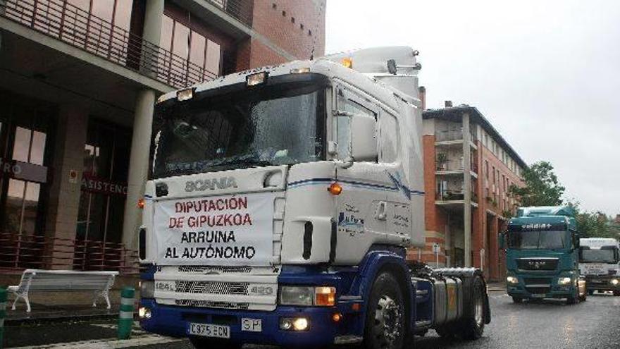 Varios transportistas autónomos protestan junto a la sede de la Hacienda de Gipuzkoa.