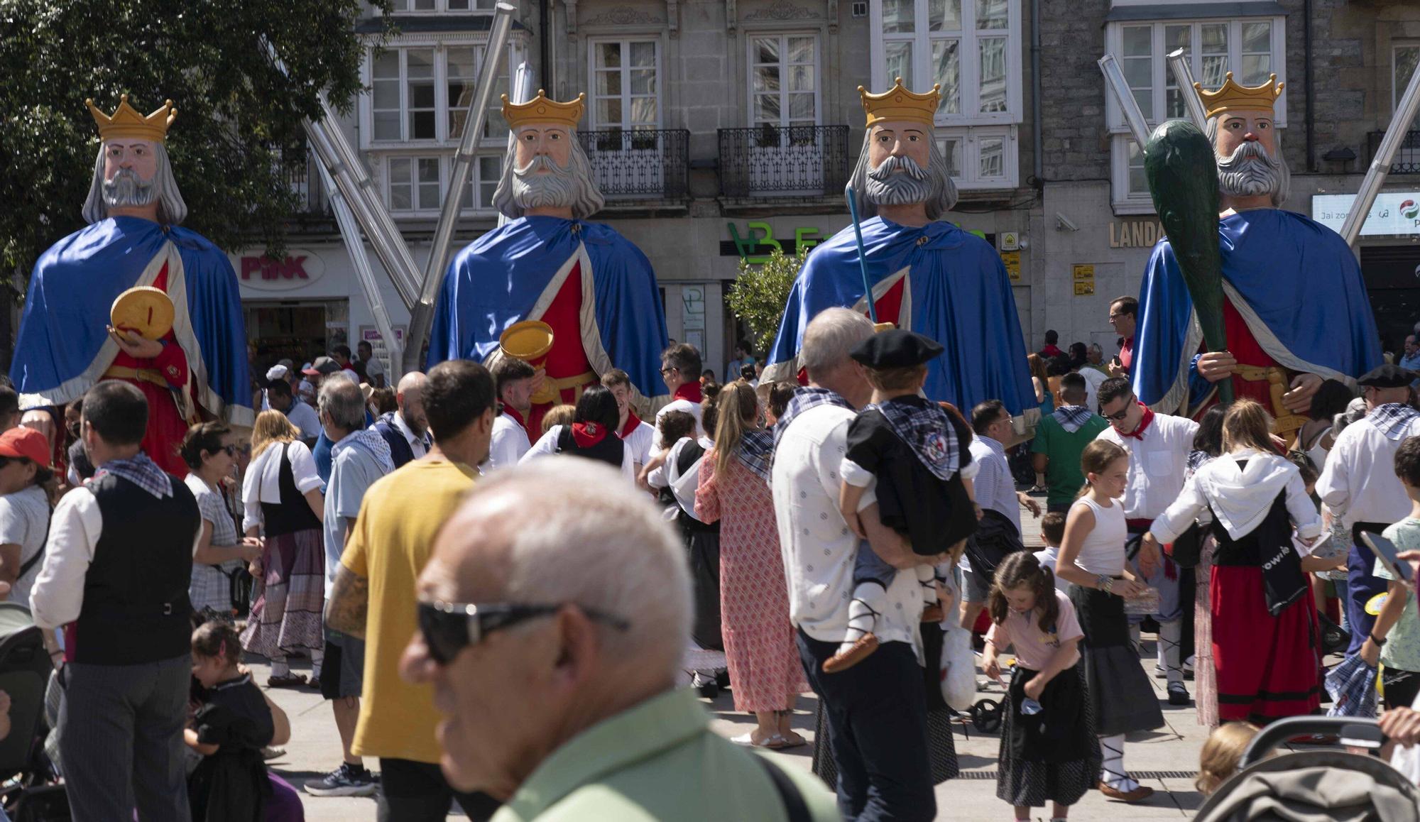 En imágenes: Edurne y Celedón Txiki abarrotan un año más la plaza de la Virgen Blanca