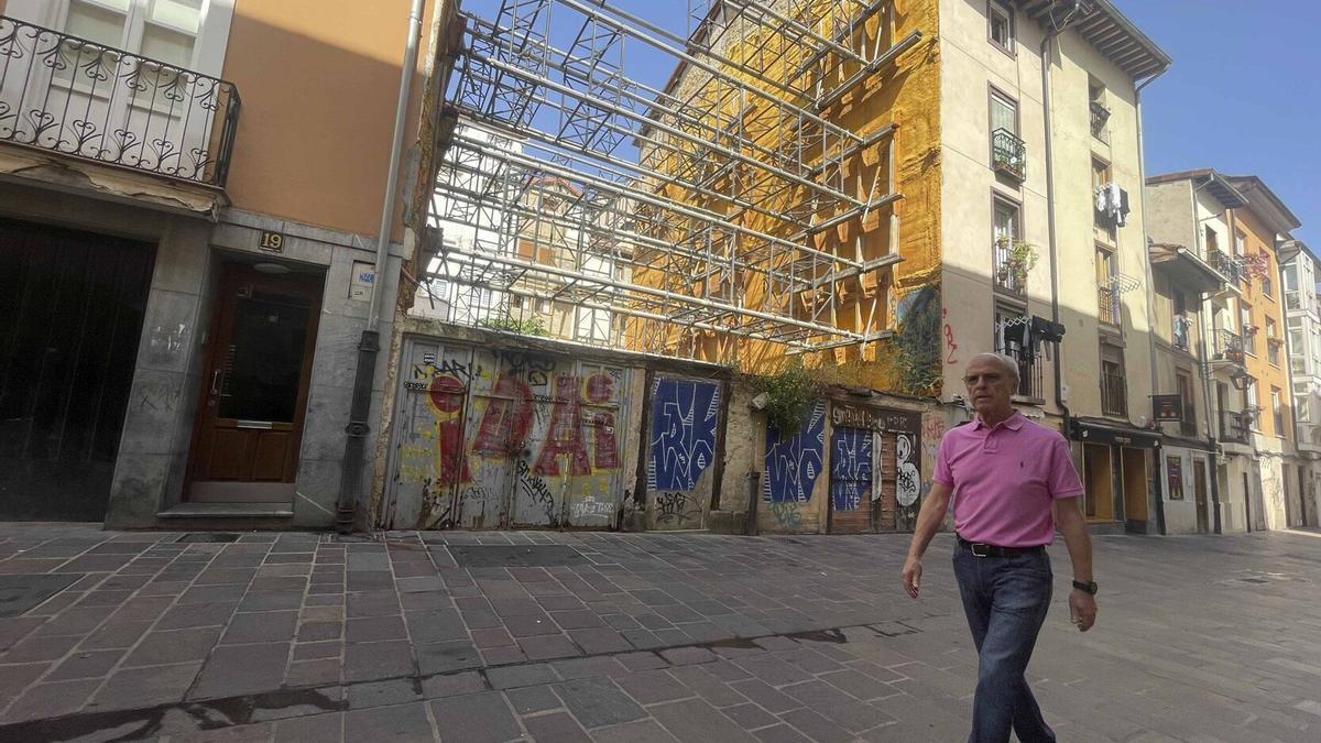 Solar vacío en los números 21-23 de la calle Nueva Dentro donde se levantarán pisos de alquiler para jóvenes.