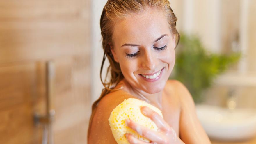 Por qué no debes usar la esponja en la ducha: este es el peligro que amenaza a tu piel