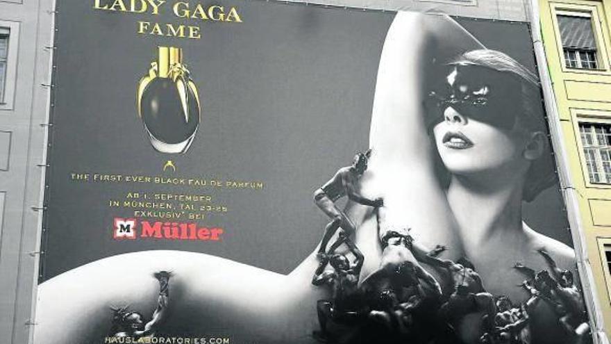 Lady Gaga emula a Esther Williams, pero... olvida ponerse el bañador