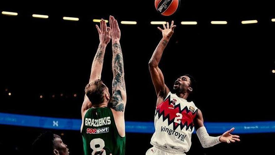 Simmons intenta anotar sobre Brazdeikis durante la derrota sufrida en el Zalgirio Arena.