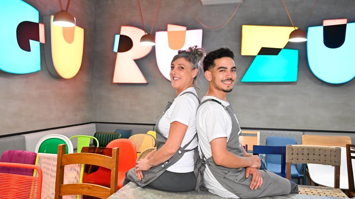 Zuriñe Pérez junto a Chouaib Ouaziz, en el comedor del restaurante Guruzu