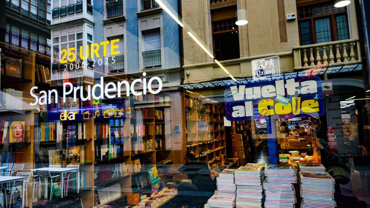 Un escaparate de una tienda de la capital alavesa este verano.