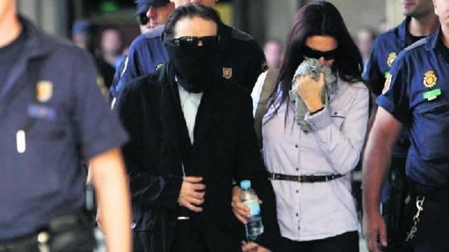 Francisco Javier Delgado, hermano de Miguel Carcaño y su novia, María García, ayer en Sevilla.