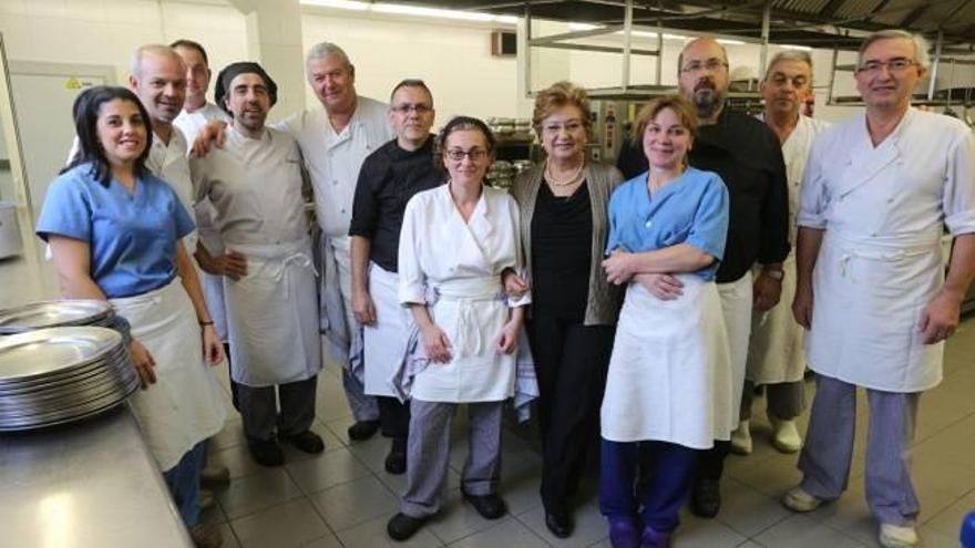 Los equipos de cocina de la Sociedad Bilbaina y del restaurante Lhardy escoltan a Milagros Novo,  gerente del histórico restaurante madrileño.