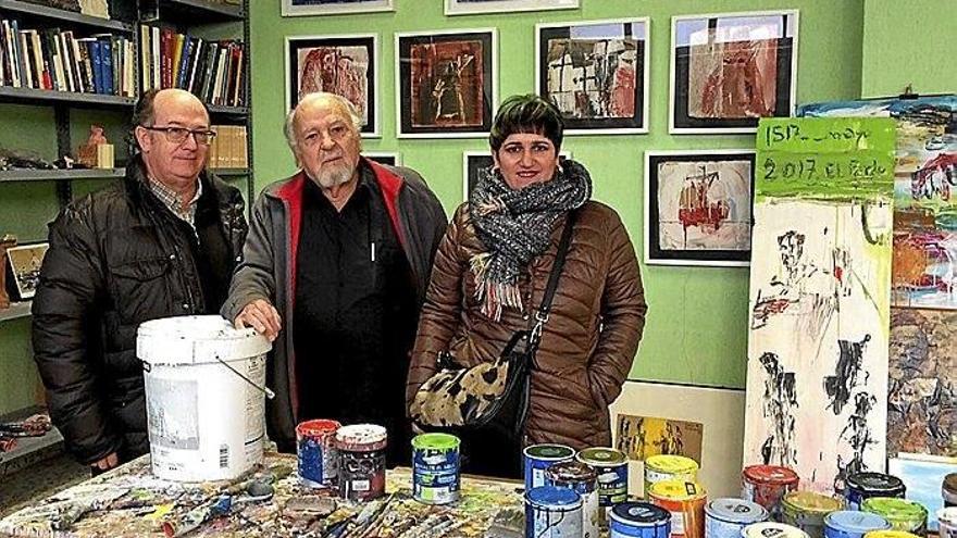 El alcalde Javier Zubizarreta y la edil Ana Azkoitia con el artista Antonio Oteiza en su taller de Madrid.