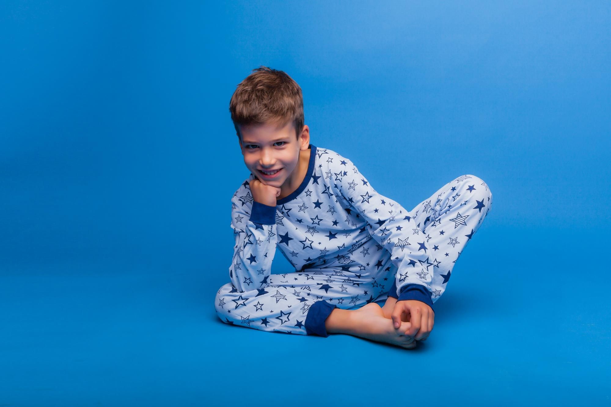 Un niño viste un pijama de algodón de estrellas.