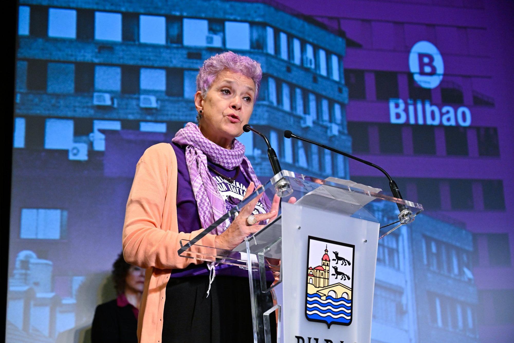 En imágenes: El Ayuntamiento de Bilbao conmemora el 25N con un acto simbólico en el Teatro Campos Elíseos