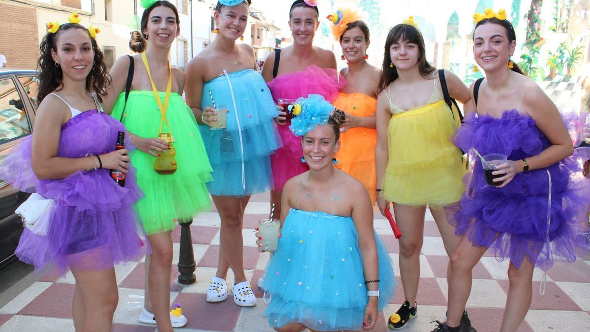 Jóvenes con disfraces muy coloridos en las fiestas de Cadreita.
