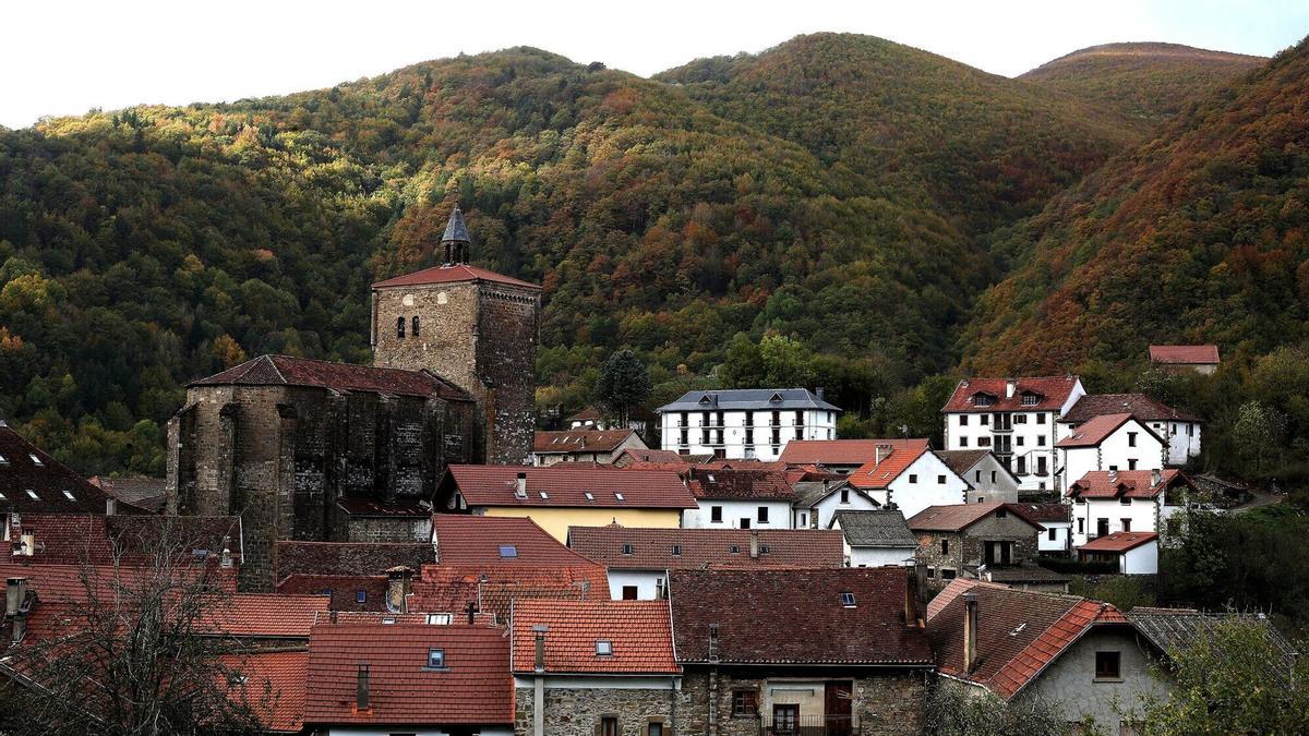 Vista parcial de la localidad de Isaba, en el Valle de Roncal, durante el otoño.