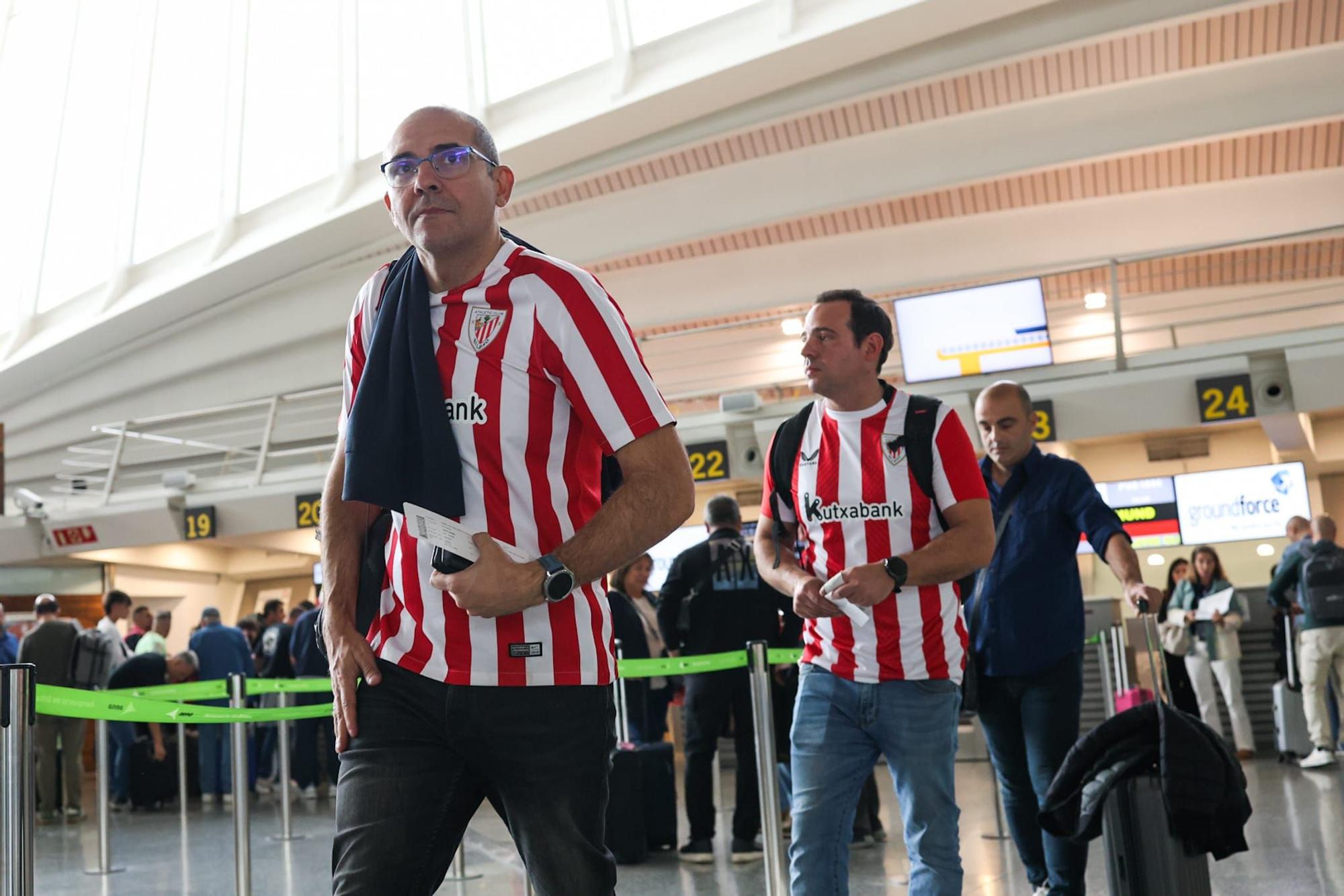Aficionados del Athletic en el aeropuerto de Bilbao antes de viajar a Dortmund