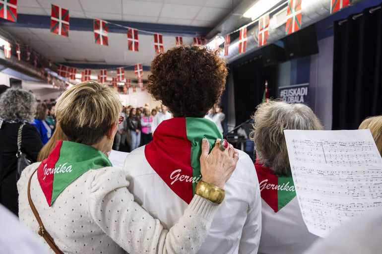 El Lehendakari Imanol Pradales y la vicelehendakari primera y consejera de Política Lingüística, Ibone Bengoetxea, se reunen con la diáspora en la Eskual Etxea de París