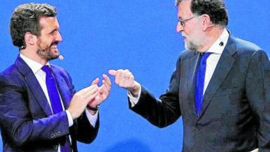 Pablo Casado y Mariano Rajoy, convenientemente uniformados y en sintonía. Foto: Europa Press
