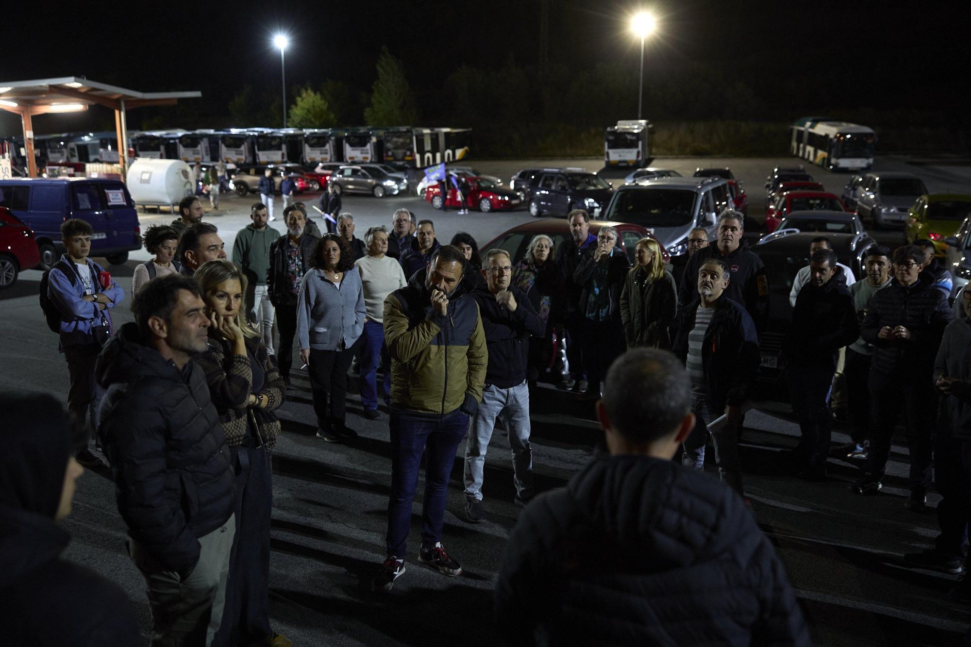 Caravana de coches de trabajadores de villavesas que exigen desatascar la negociación del convenio