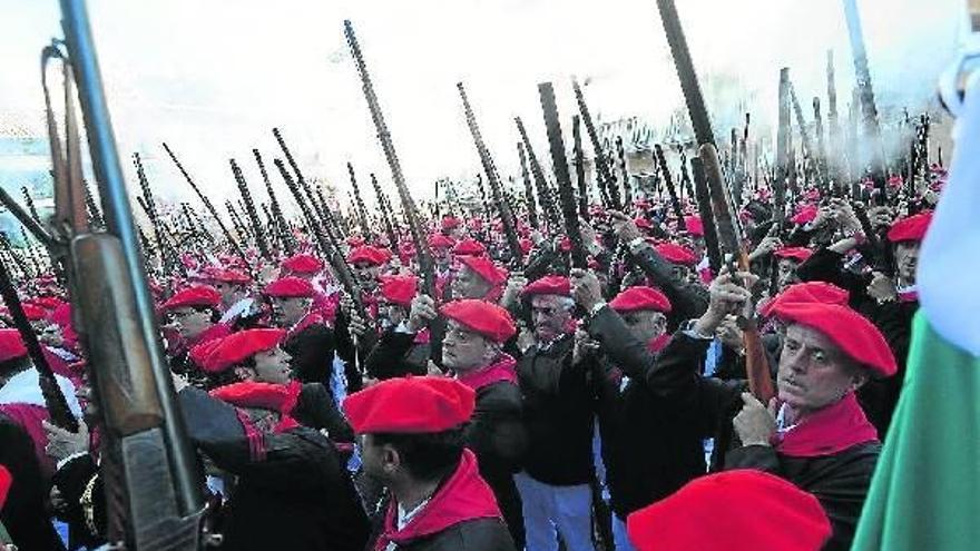 Los integrantes del alarde tradicional de Hondarribia disparan sus escopetas al aire.