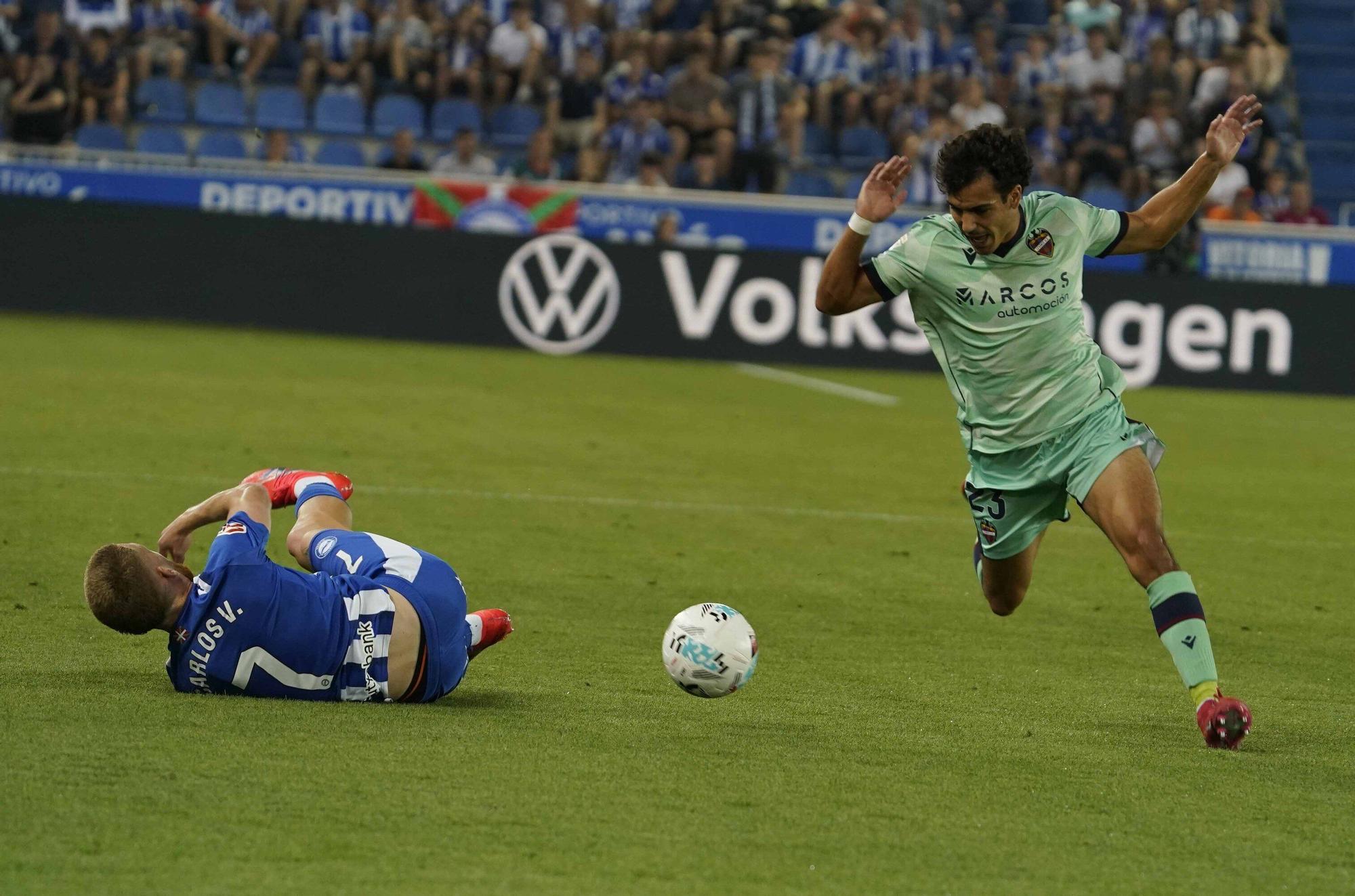 En imágenes: Así está siendo el debut liguero del Alavés contra el Levante