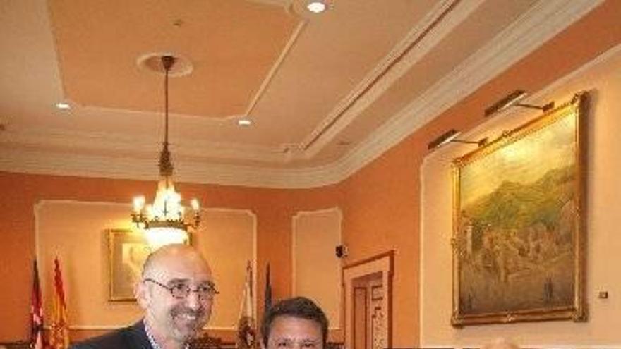 Luis Mariano y Patxi Lacan (a la derecha) flanquean al alcalde de Irun, José Antonio Santano.