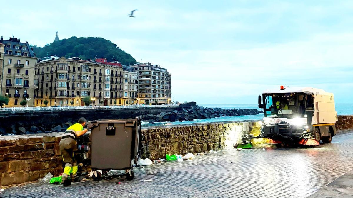 Operarios del servicio de limpieza en el entorno del Kursaal