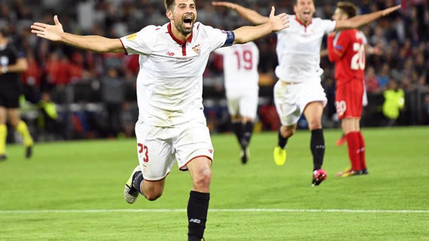 Coke celebra un gol marcado durante el partido Liverpool - Sevilla de la final de la Liga Europa.